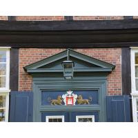 20076_9293 Schnitzerei über der Eingangstür Herrenhaus Wohldorf. | 